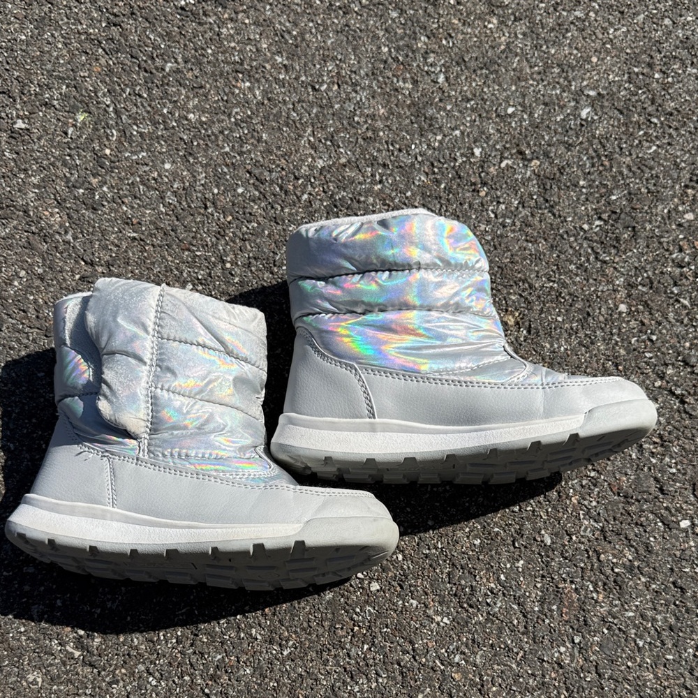 Kids Snow Boots ** Bundle 5+ items and name your offer!!! 💖💞